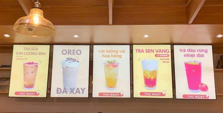 Biển quảng cáo của doanh nghiệp đặt trong cửa hàng