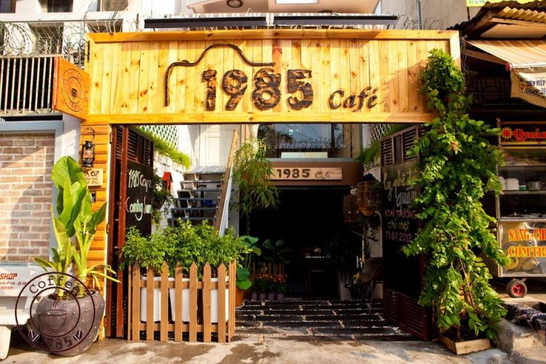 VÌ SAO HÀNG TRĂM QUÁN CAFE THI NHAU LÀM BẢNG HIỆU QUẢNG CÁO ĐẸP?